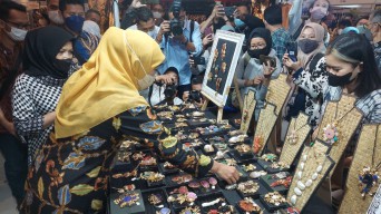 Khofifah Dinobatkan sebagai Pemimpin Terpopuler Media Online IDEAS Award 2022