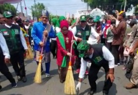 Aksi Bupati Jombang dan GPK Pungut Sampah dalam Pawai Budaya