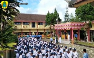 Viral Siswa SMP di Ponorogo Panjat Tiang Bendera saat Tali Pengait Lepas