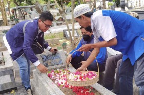 Jelang Peringatan Kelahiran, Manajemen Arema FC Berziarah ke Makam Sam Ikul