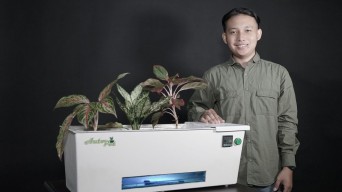 Canggih, Mahasiswa di Surabaya ini Bikin Pot Bisa Siram Tanaman Otomatis