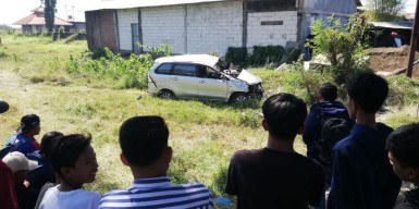Avanza Disambar KA di Pasuruan, Warga Surabaya Tewas