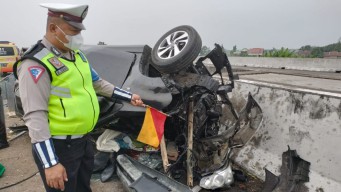 Cium Pembatas Jalan Tol Jombang, Mobil Avanza Terguling dan Ringsek