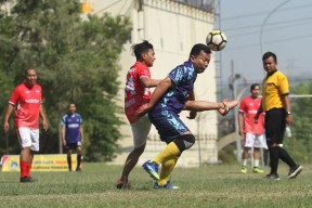Foto: Laga Seru Bank Jatim Lawan Dinkes Gresik FC