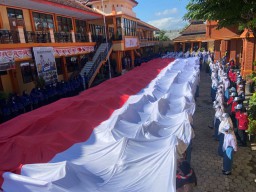 Pelajar SMKN 2 Ponorogo Bentangkan Bendera Merah Putih Sepanjang 77 Meter