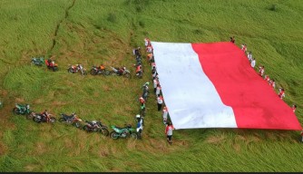 Aksi Komunitas Trail GJS Gresik Gelar Upacara Bendera di Bukit Hollywood