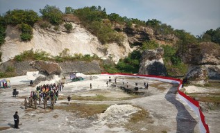 Bendera Merah Putih Sepanjang 100 Meter Dibentangkan di Bukit Kapur Gresik