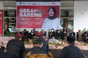 Duduk Lesehan Bareng Kades, Bupati Ipuk Bahas Solusi Masalah Warga