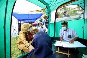 Demi Layani Warga, Petugas Dispendukcapil Banyuwangi Camping di Kawasan Hutan