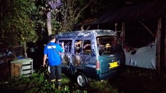 Mobil Carry di Sumenep Hangus Terbakar Saat Parkir