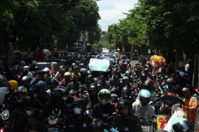 Ratusan Aktivis HMI Long March Tolak Kenaikan BBM di Pamekasan