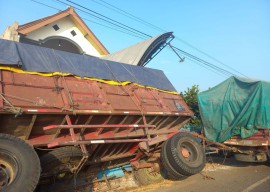 Ekor Truk Gandeng 'Nungging' Hantam Rumah Warga di Jombang