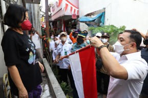 Saat Wali Kota Eri Cahyadi Blusukan Bagi-bagi Bendera Merah Putih di Tambaksari
