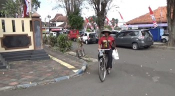 Nggowes 10 Km ke DPRD Jember, Petani Serahkan Sekarung Pupuk Non-Subsidi, Lho?