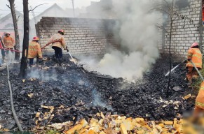 Gudang Pemotongan Spon di Gresik Terbakar, Warga Setempat Panik