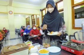 Mahasiswi Unusa Latih Kader Sehat Wonokromo Bikin Makanan Pendamping ASI