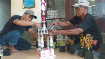 Omzet Perajin Tropi di Jombang Melesat Jelang Perayaan HUT ke-77 Kemerdekaan RI