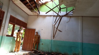 Duh! Gedung SDN di Bojonegoro ini Penuh Kerusakan, KBM 2 Kelas Dipindah