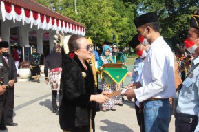 Momen Haru Bebaskan 5 Napi Lapas Bojonegoro Usai Dapat Remisi Kemerdekaan
