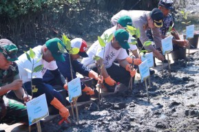 Pemkot Pasuruan Kembangkan Potensi Wisata Pesisir dengan Program Tanam Mangrove