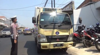 Potong Laju Truk, Pemotor di Jombang Terjatuh Terlindas Kakinya Remuk