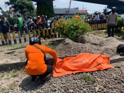 Terobos Palang Pintu, Kakek Bersepeda Tersambar Kereta Api di Surabaya