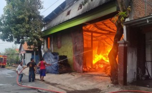 Gudang Pembuatan Palet Kayu di Gresik Terbakar, Api Sulit Dipadamkan
