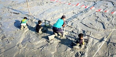 Serunya Balap Ski Lumpur di Karangkiring, Gresik