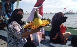 Sedekah Laut di Campurejo Gresik Berlangsung Meriah
