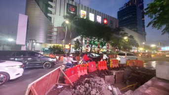 Jalan Basra-Tunjungan Surabaya Padat Merayap, yang Malam Mingguan Sabar Rek...