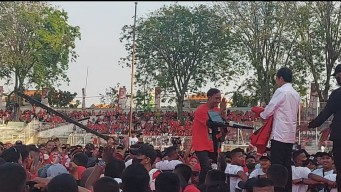 Momen Presiden Jokowi Berikan Jaket pada Driver Ojol di Surabaya