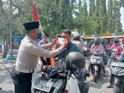 Dikira Razia, Ternyata Satlantas Polres Jombang Berbagi Makanan dan Masker