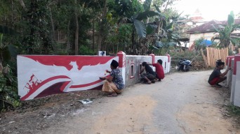 Keren! Tembok Desa di Sumenep Disulap Serba Merah Putih