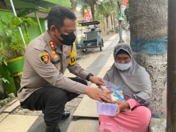Pelopori Gerakan Polisi Peduli, Kapolres Lamongan Sisir Trotoar Santuni Warga