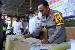 Polres Sampang Gelar Tes Urine Dadakan Usai Apel Pagi