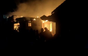 Diduga Akibat Korsleting Listrik, 2 Rumah di Sampang Ludes Terbakar