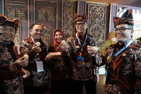 Onde-onde dan Alas Kaki Asal Kota Mojokerto Laris Manis di Indonesia City Expo