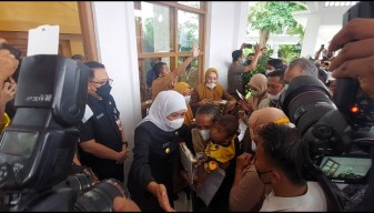 HUT RI ke-77, Pemprov Jatim Bagikan 77.000 Bendera Merah Putih Gratis