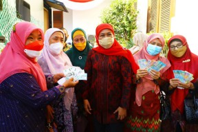 350 Guru Diberi Hadiah Uang Baru, Begini Harapan Gubernur Khofifah
