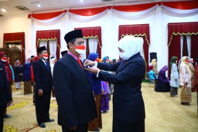 Sematkan Satyalancana Karya Satya, Khofifah: Ikan Hiu Bertutul, I Love You Full