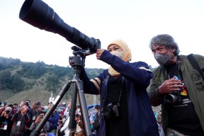Khofifah Ajak Fotografer Turut Promosikan Keindahan Gunung Bromo