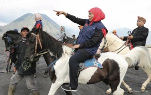 Khofifah Ajak Nikmati Keindahan Gunung Bromo, Kawah Ijen dan Gili Iyang