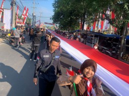Wow! Kirab Bendera Merah Putih Sepanjang 77 Meter Digelar di Jember