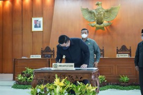 Mas Dhito dan DPRD Tanda Tangani Nota Kesepakatan KUA-PPAS APBD 2023