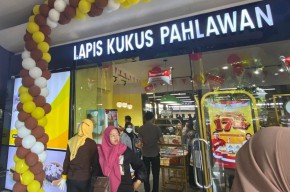 Gerai Lapis Kukus Pahlawan Kini Hadir di Stasiun Gubeng Surabaya