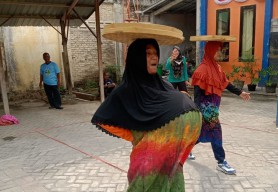 Aksi Kocak Bapak-bapak Personel BPBD Lamongan saat Pakai Daster Lomba Agustusan