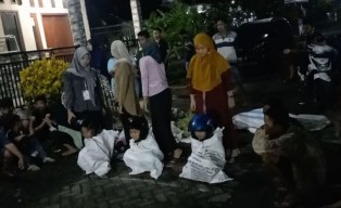 Melihat Lomba Balap Karung Pakai Helm Pengocok Perut di Jombang