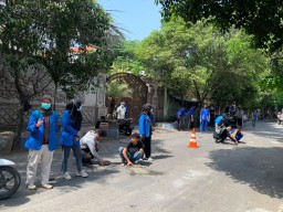 Mahasiswa Yadika Tambal Jalan Berlubang di Bangil Pasuruan
