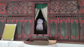 Menengok Keramatnya Makam Bathoro Katong di Ponorogo