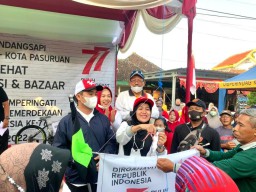 Rayakan HUT ke-77 RI, Mas Adi Jalan Sehat Bareng Warga Kelurahan Kandang Sapi